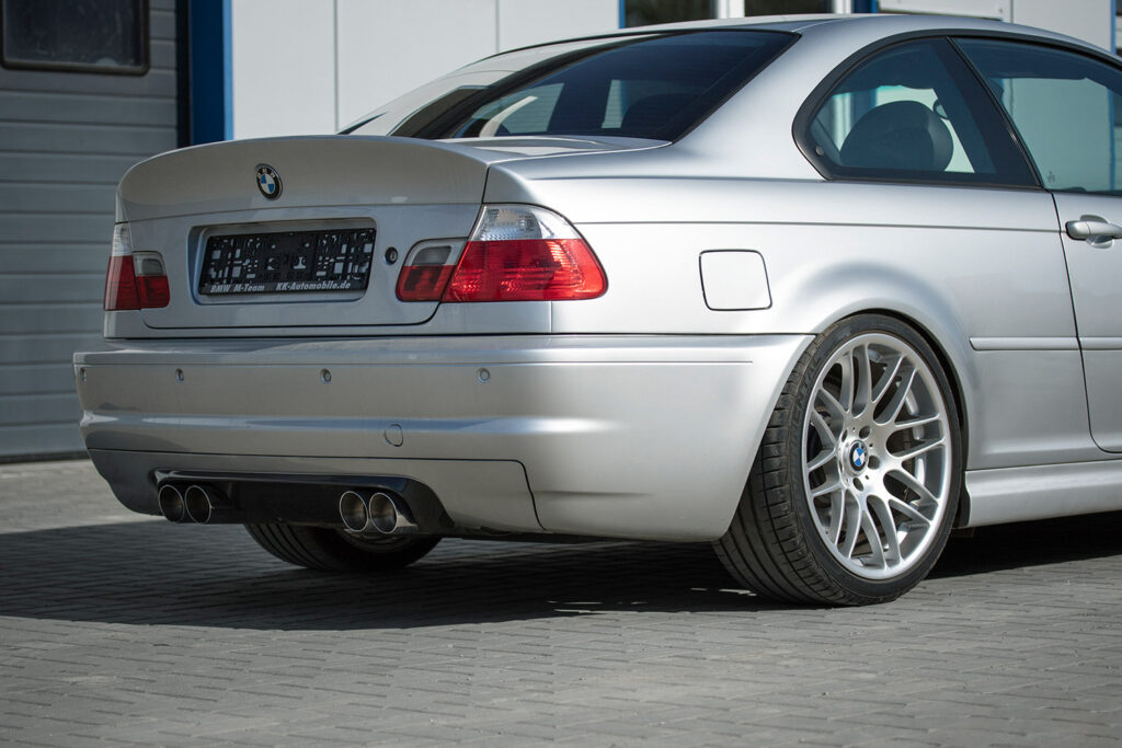 Heckpartie eines BMW M3 der Baureihe E46 mit Kreuzspeichenrad