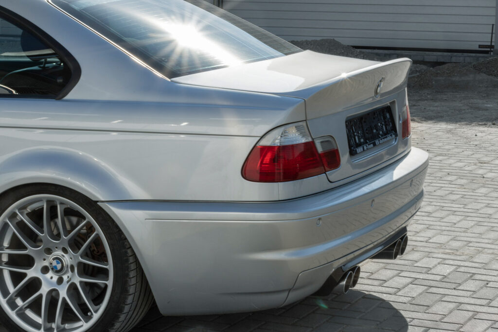 Detailaufnahme von Heckspoiler und Rückleuchte eines BMW M3 der Baureihe E46