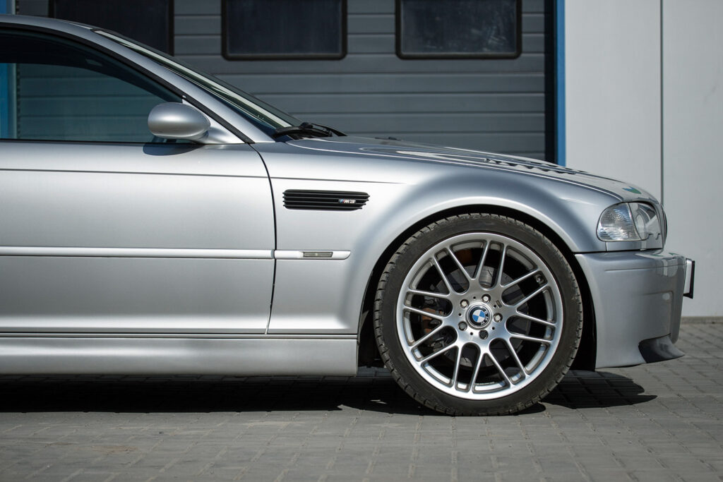 Vorderer Kotflügel eines BMW M3 der Baureihe E46 mit der seitlichen Kieme und dem M3-Emblem