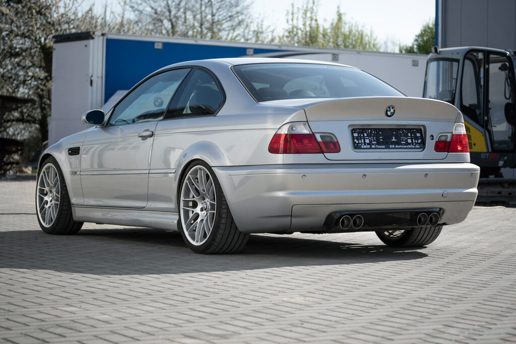BMW M3 der Baureihe E46 in Silber, Dreiviertelansicht von hinten links