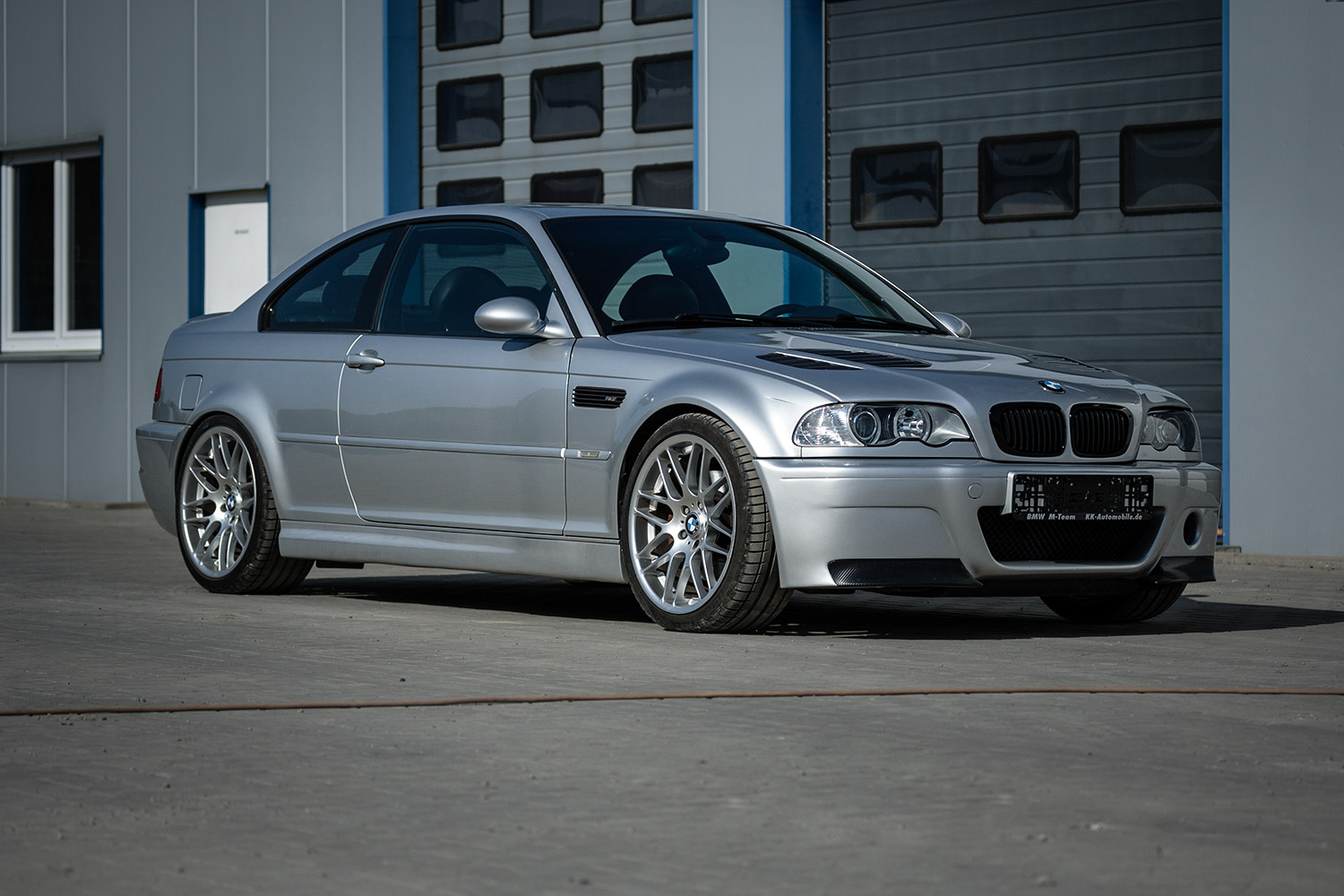 BMW M3 der Baureihe E46 als Coupé in Silber, Dreiviertelansicht von vorn rechts