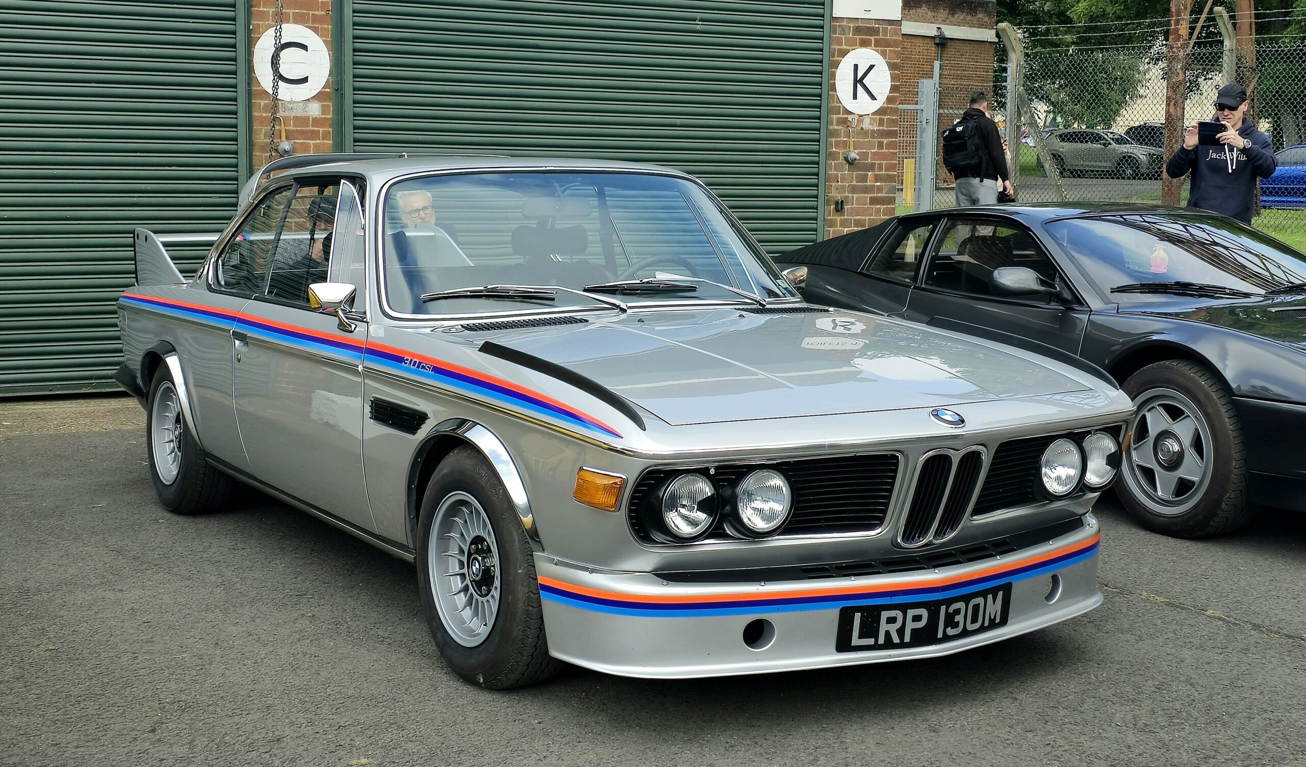 BMW 3.0 CSL der Baureihe E9 in Silber mit Motorsport-Streifen, Ansicht von schräg vorn links