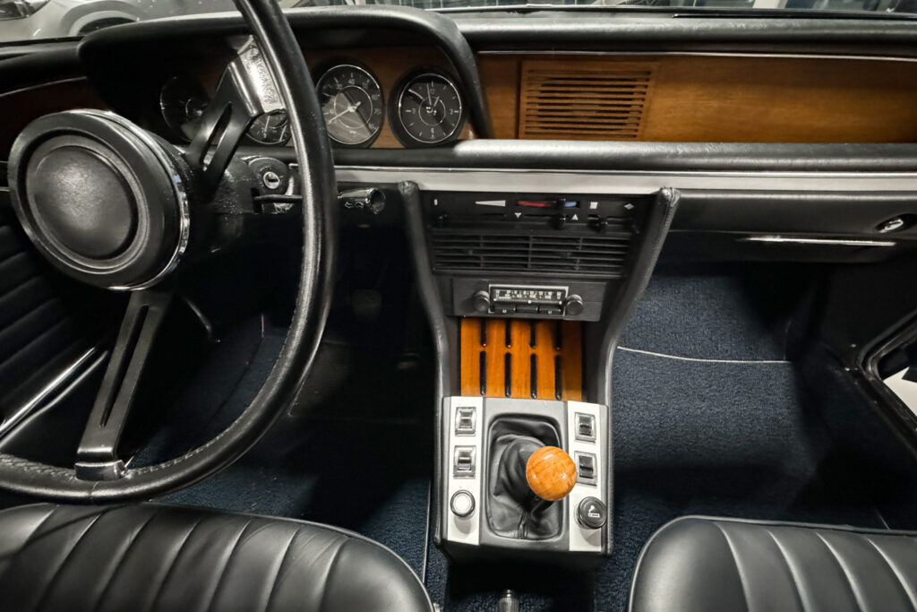Armaturenbrett eines BMW 3.0 CSi mit Holzblende