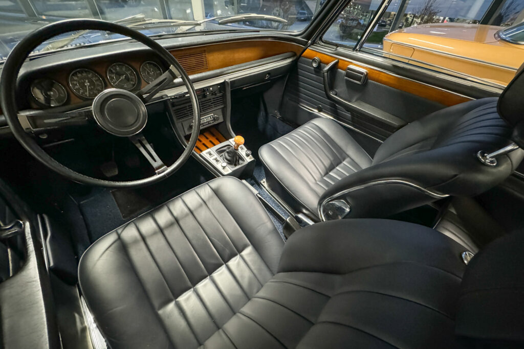 Cockpit eines BMW 3.0 CSi der Baureihe E9