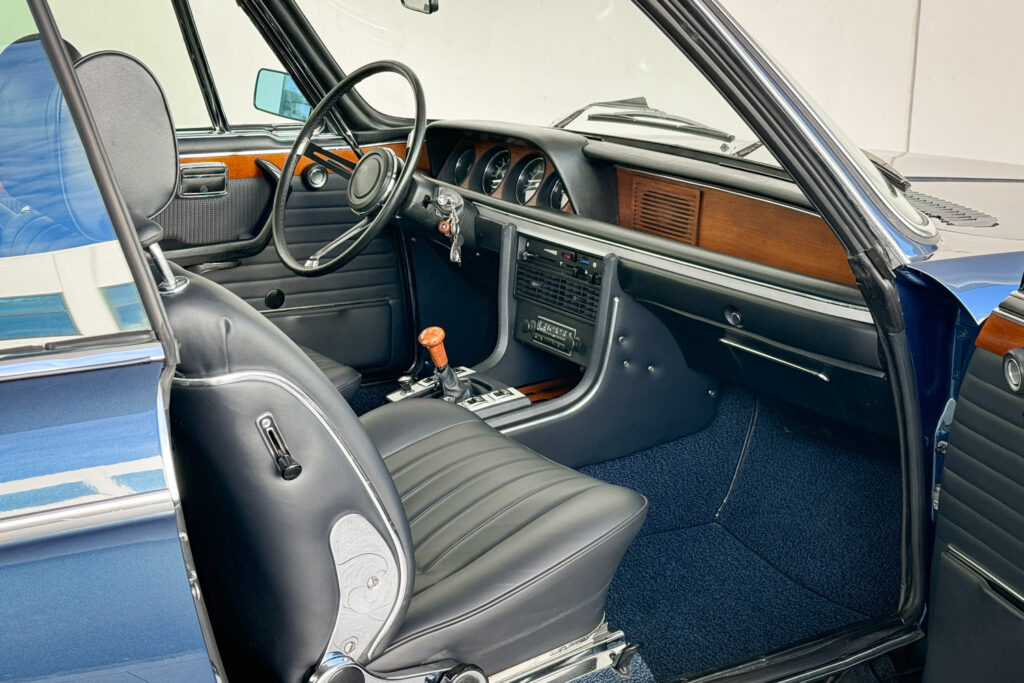 Innenraum eines BMW 3.0 CSi von der Beifahrerseite