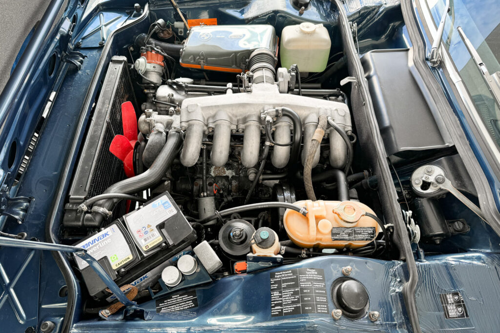 Motorraum eines BMW 3.0 CSi mit M30-Sechszylinder und Bosch D-Jetronic