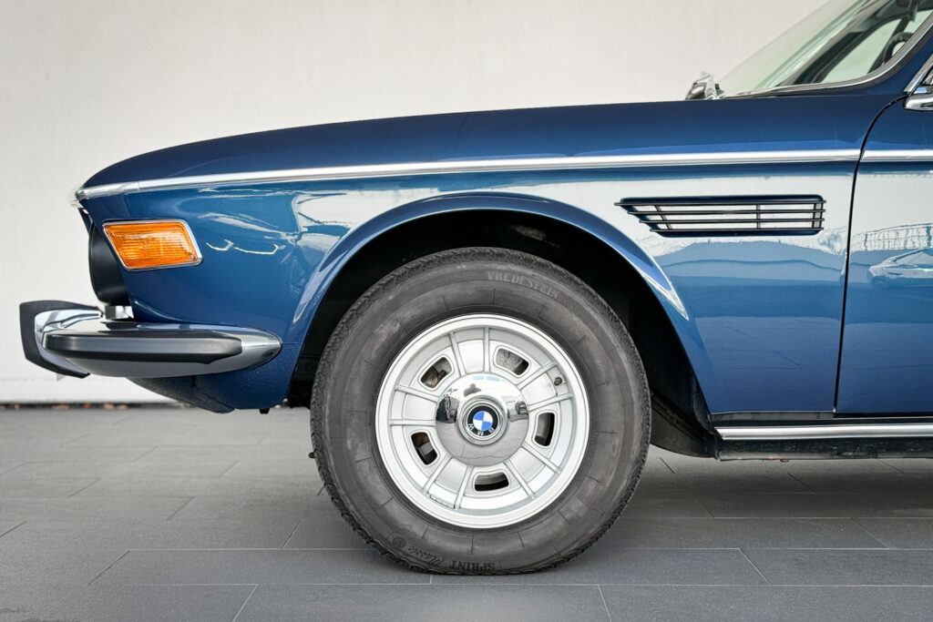 Vorderrad eines BMW 3.0 CSi mit Leichtmetallfelge