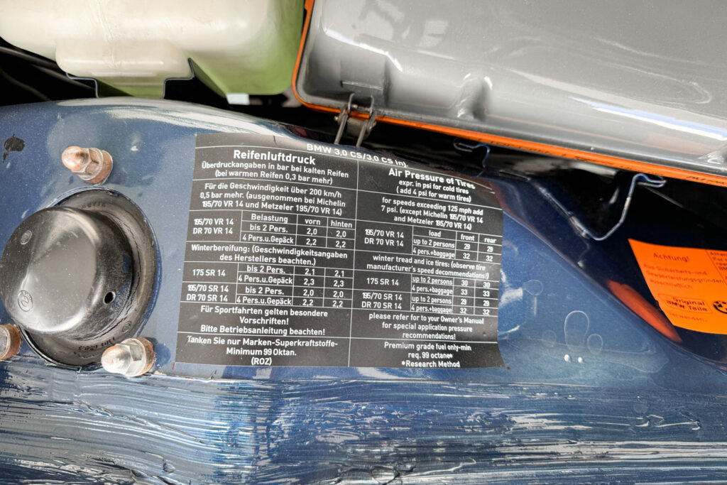 Reifendruckaufkleber im Motorraum eines BMW E9