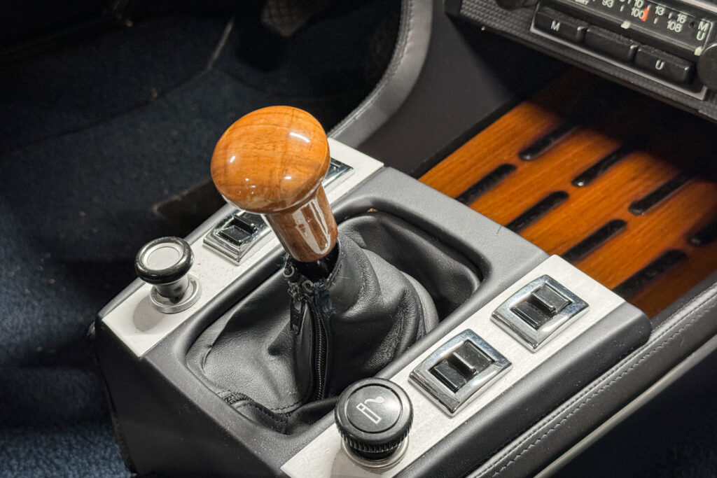 Hölzerner Schaltknauf auf der Mittelkonsole eines BMW E9