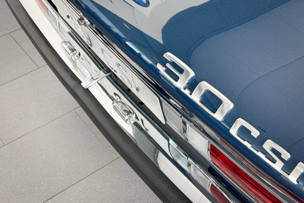 Chromschriftzug 3.0 CSi auf der Heckklappe eines BMW E9