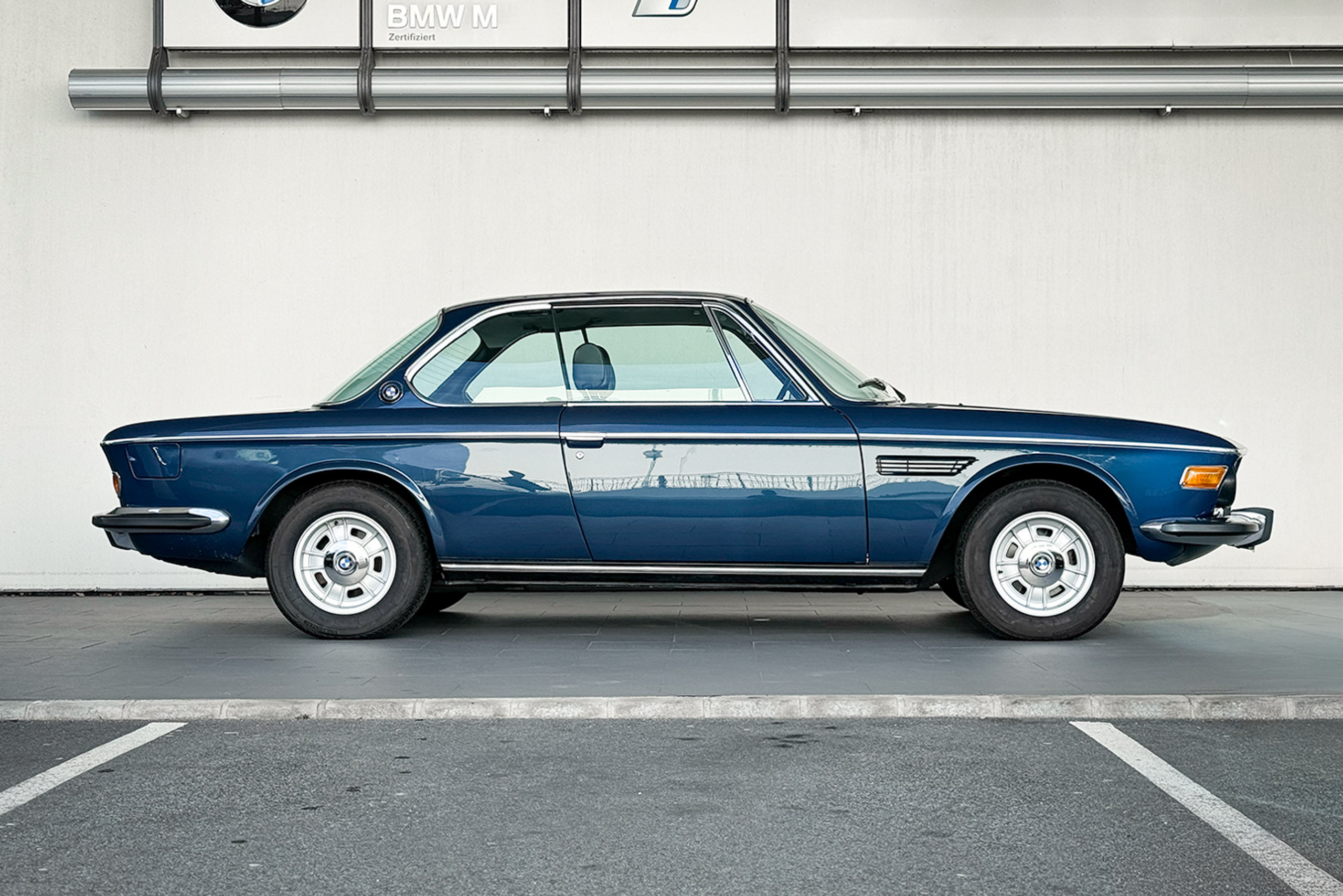 BMW 3.0 CSi der Baureihe E9 in Nachtblau metallic von der Seite