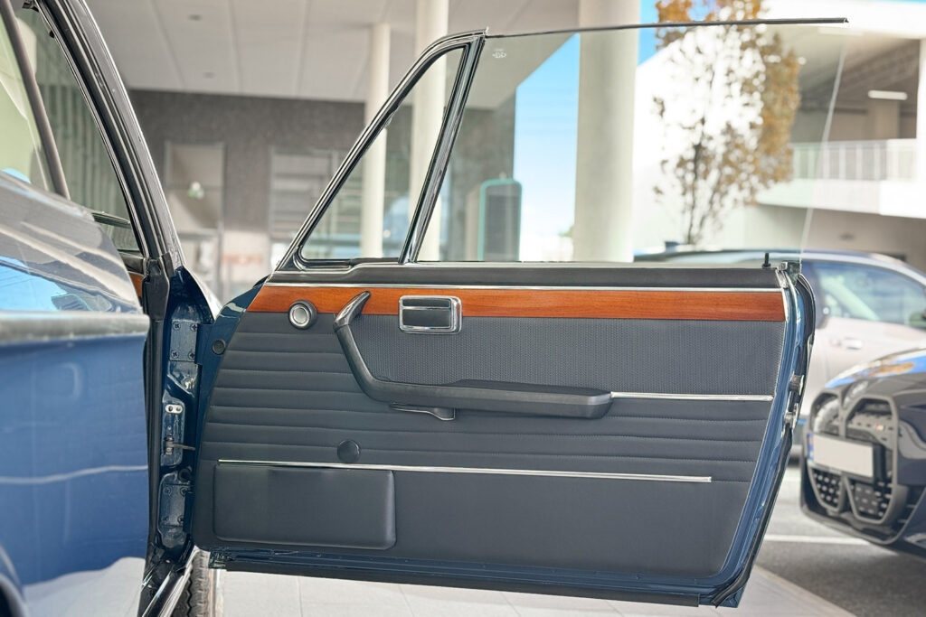 Türverkleidung eines BMW 3.0 CSi mit Holzleiste