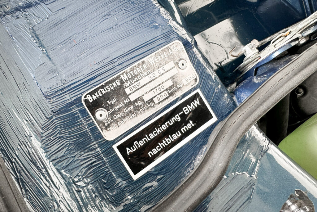 Typenschild im Motorraum eines BMW 3.0 CSi mit Farbaufkleber nachtblau metallic