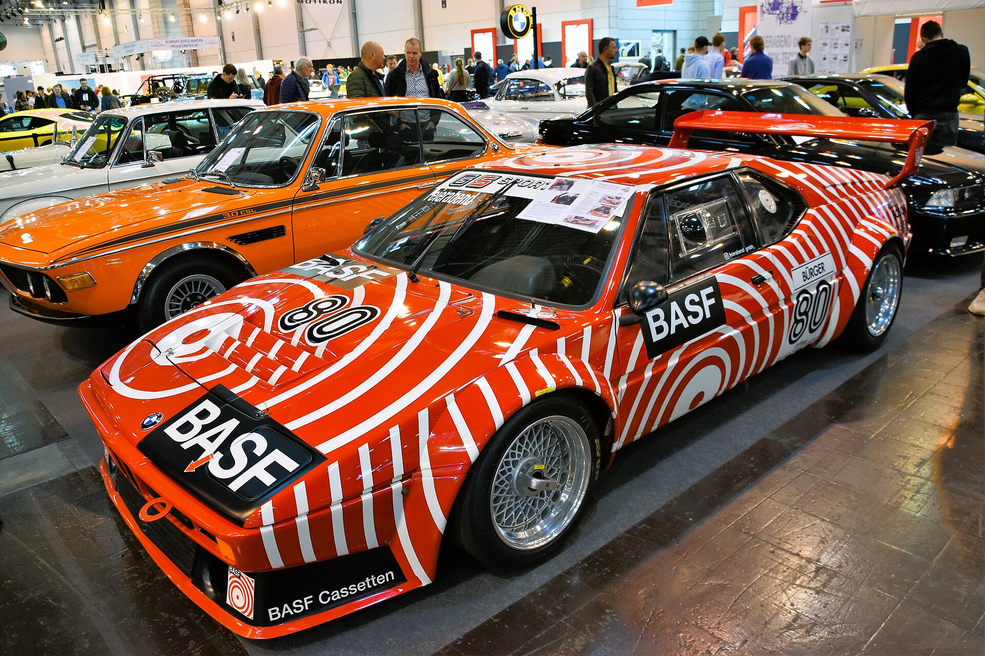 BMW M1 Procar in Rennausführung mit verbreiterten Kotflügeln und großem Heckflügel