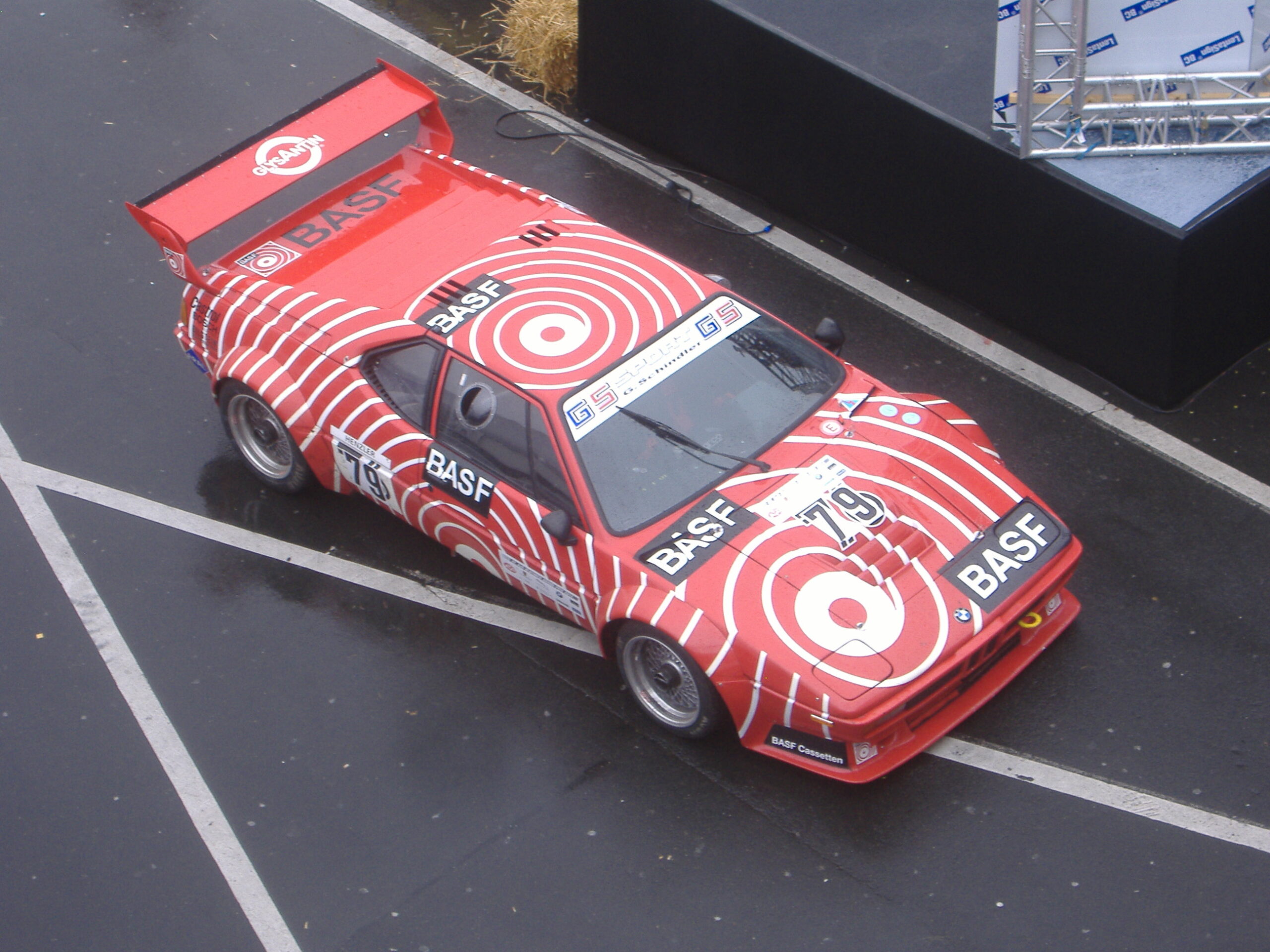 BMW M1 Procar in roter BASF-Lackierung von schräg oben
