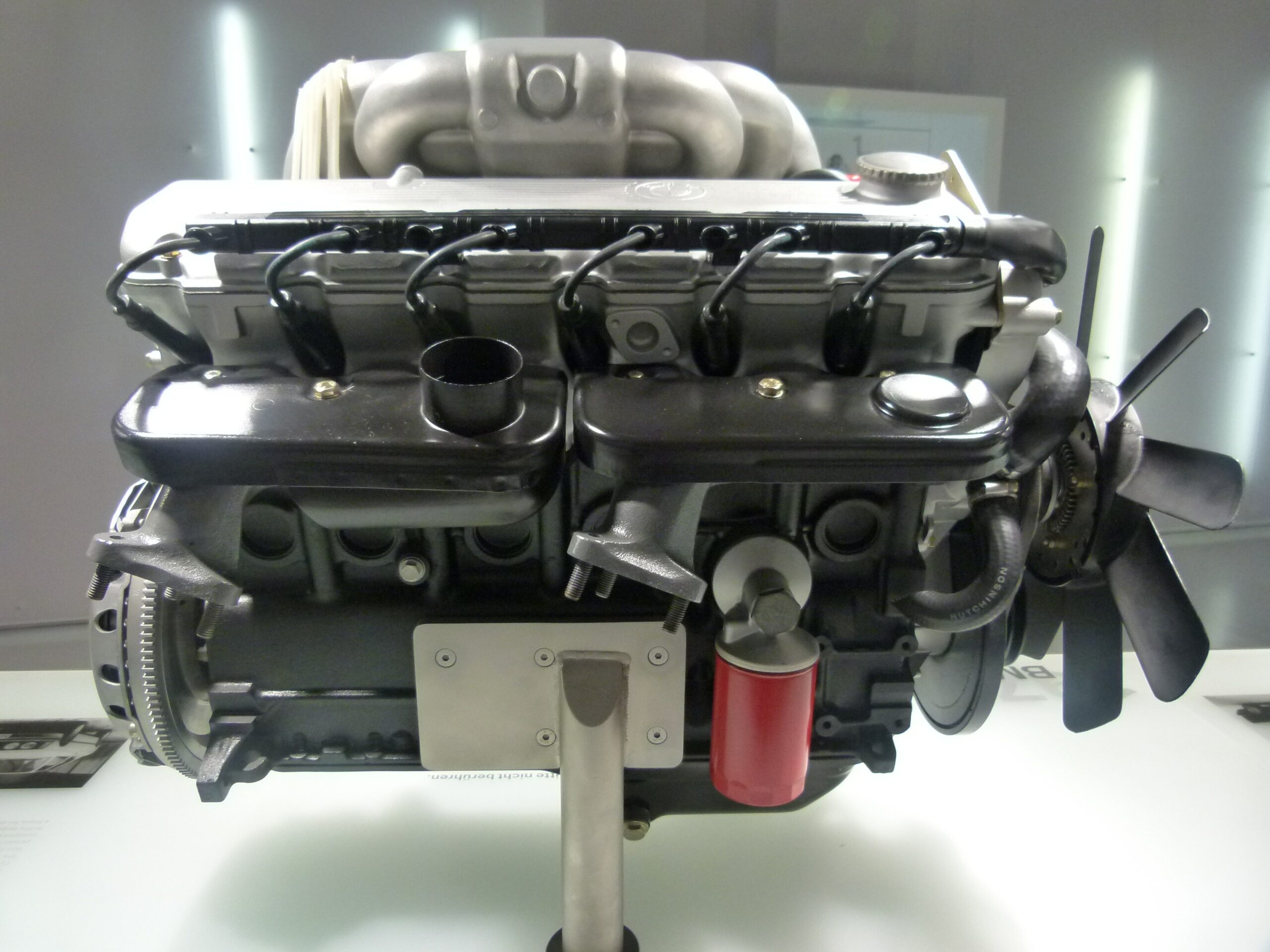 Freistehender BMW M20 Reihensechszylinder auf einem Ausstellungssockel im BMW Museum