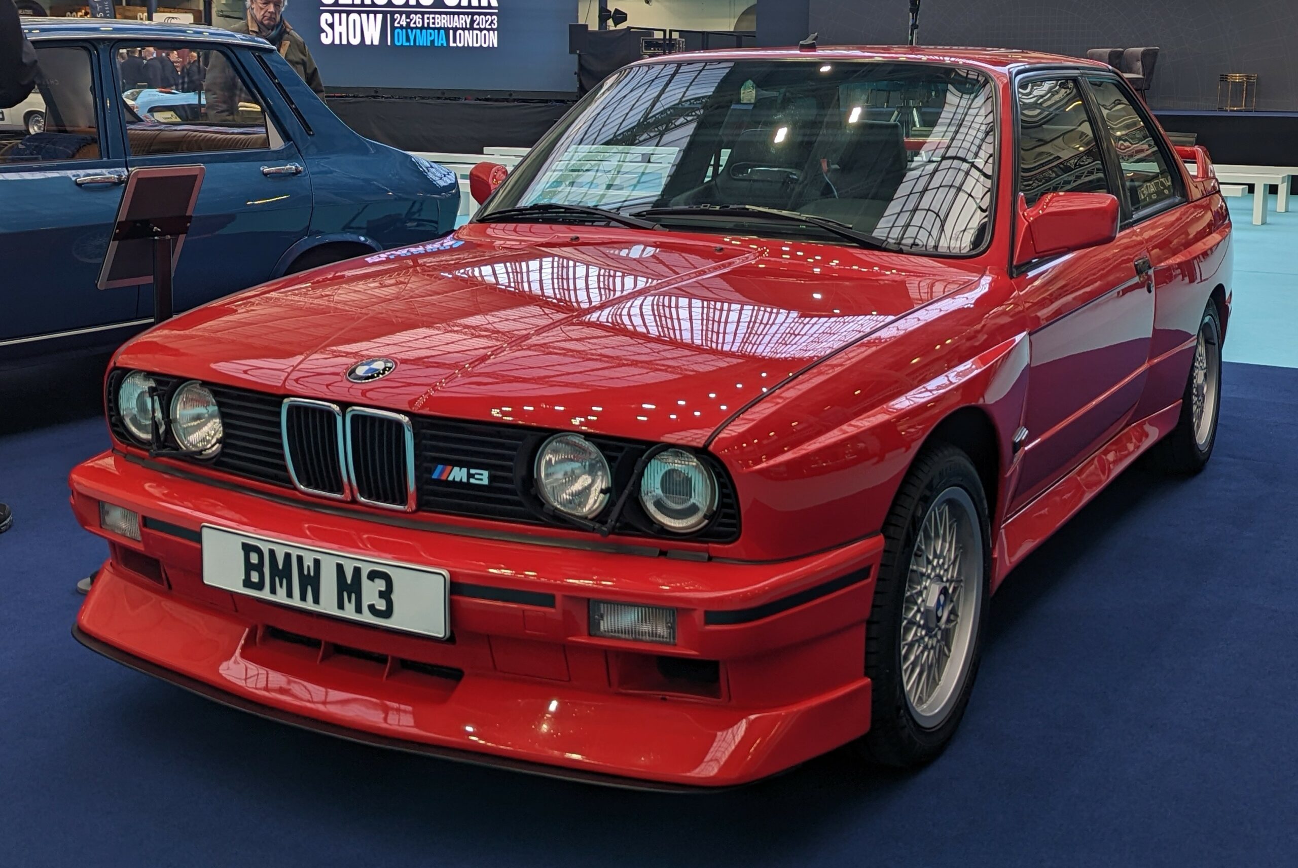 Rotes BMW M3 E30 Coupé der Evolution II in der Frontansicht