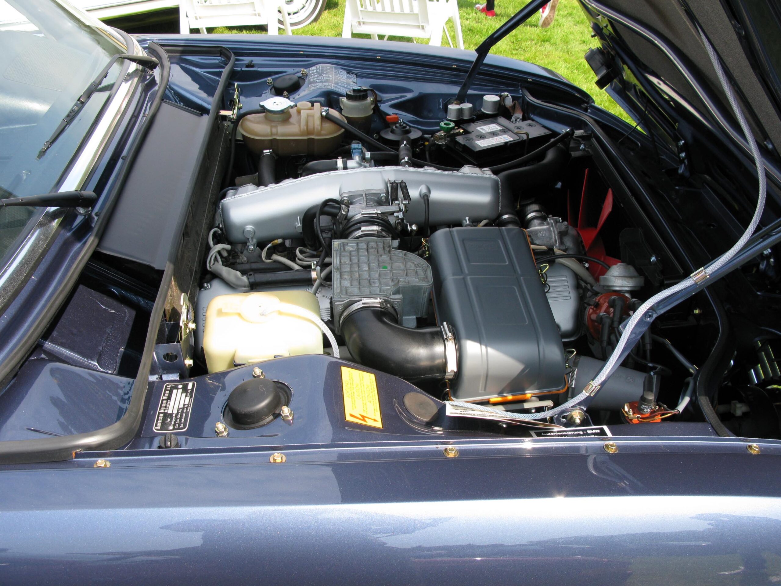 Motorraum einer BMW E3 Limousine mit M30-Reihensechszylinder