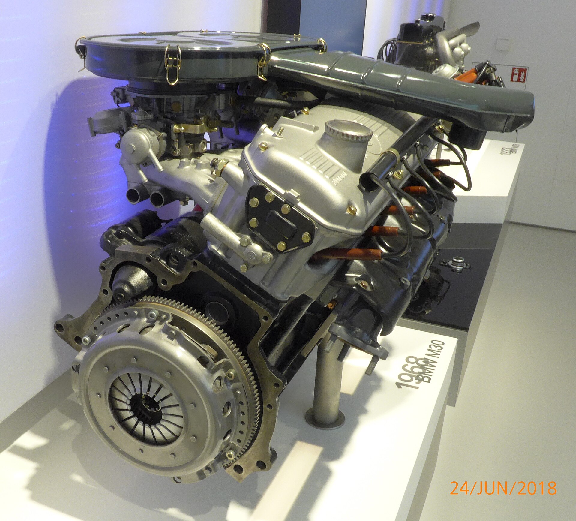 BMW M30 Reihensechszylinder als Ausstellungsstück, Ansicht von schräg vorn