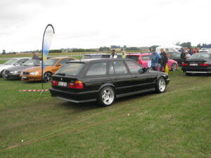 BMW M5 Touring der Baureihe E34 in der Seitenansicht