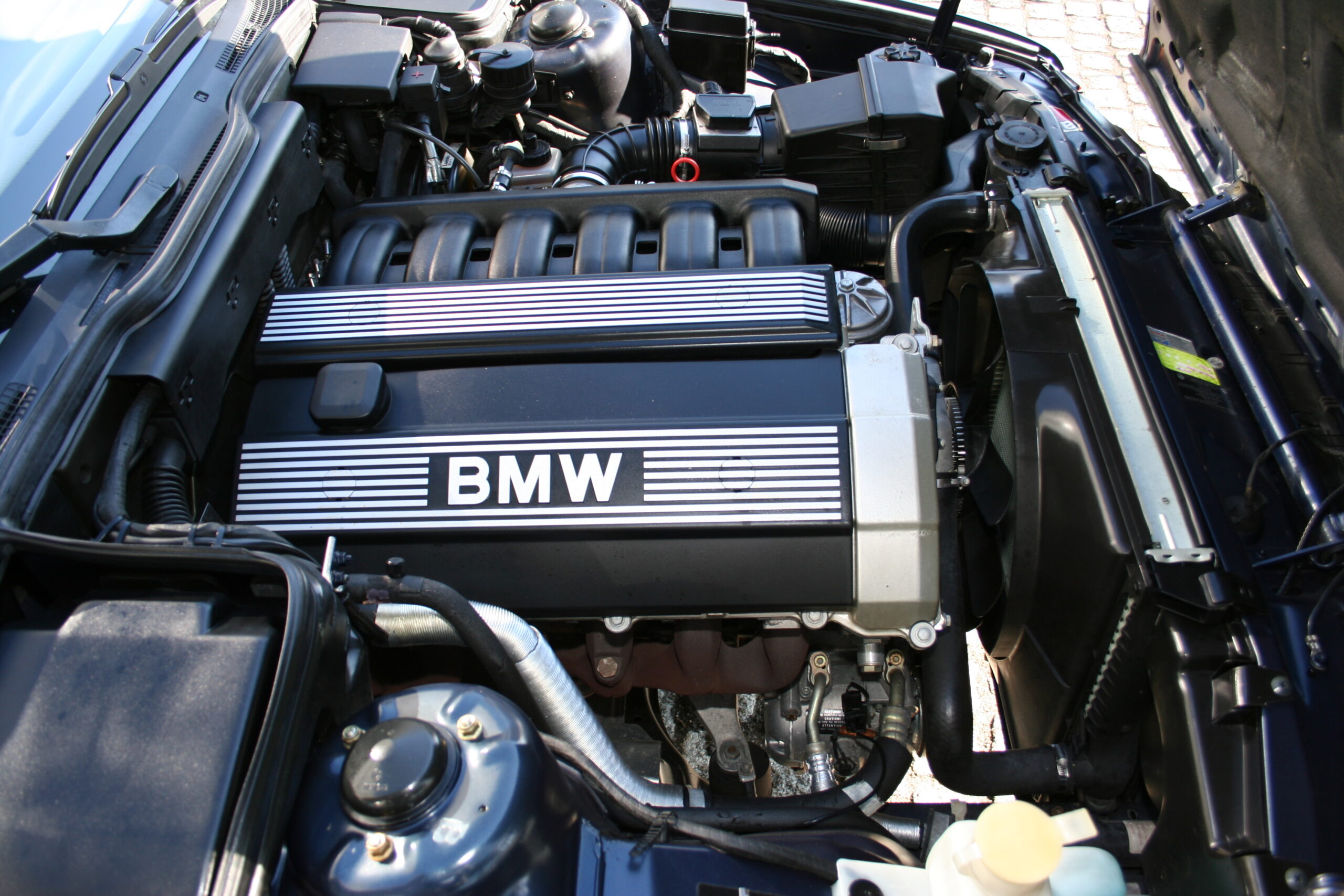 Motorraum eines BMW 525i Touring der Baureihe E34 mit M50-Reihensechszylinder