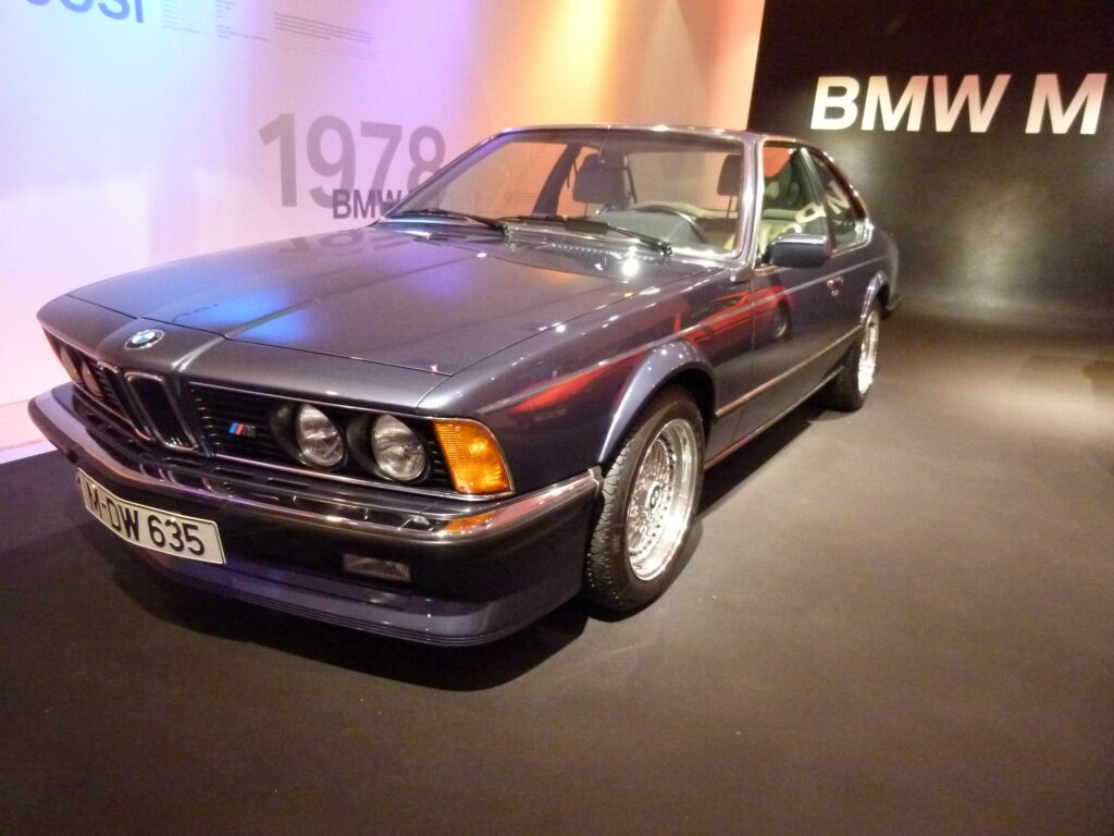 BMW M635 CSi in dunkelblau, Frontansicht im Museum