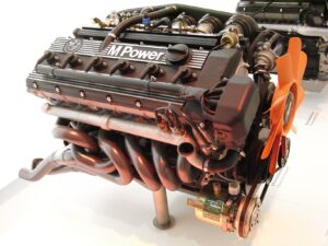 Freistehender BMW M88/3 Reihensechszylinder mit M-Power-Ventildeckel und Fächerkrümmer