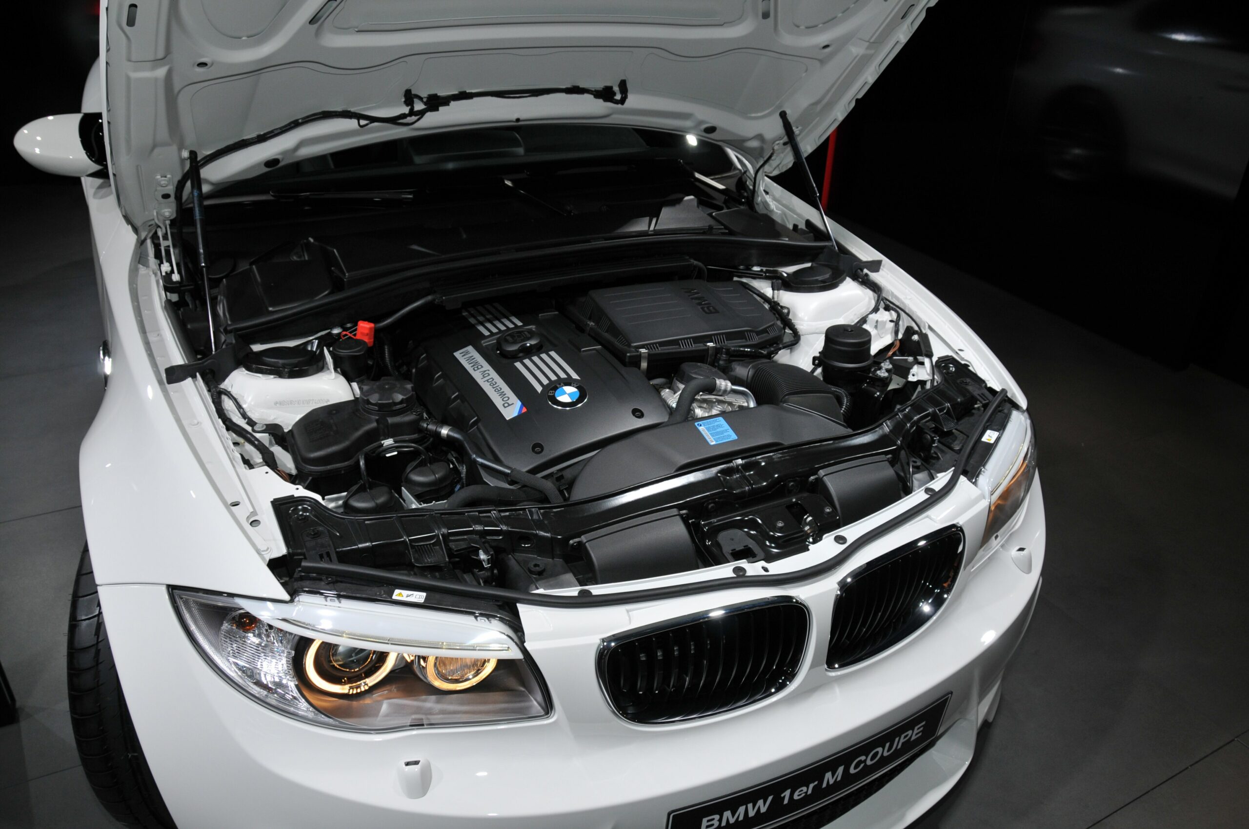 Motorraum eines BMW 1er M Coupé der Baureihe E82 mit N54-Reihensechszylinder