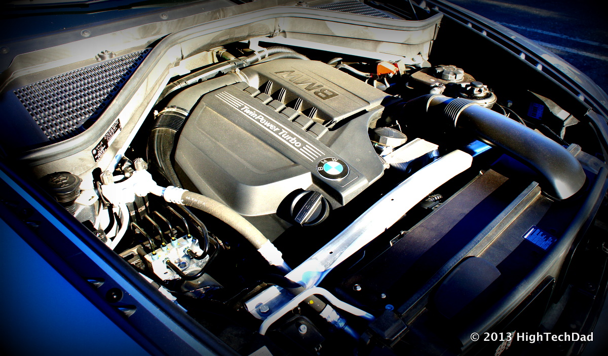 Motorraum eines BMW X5 mit N55-Reihensechszylinder und TwinPower-Turbo-Abdeckung