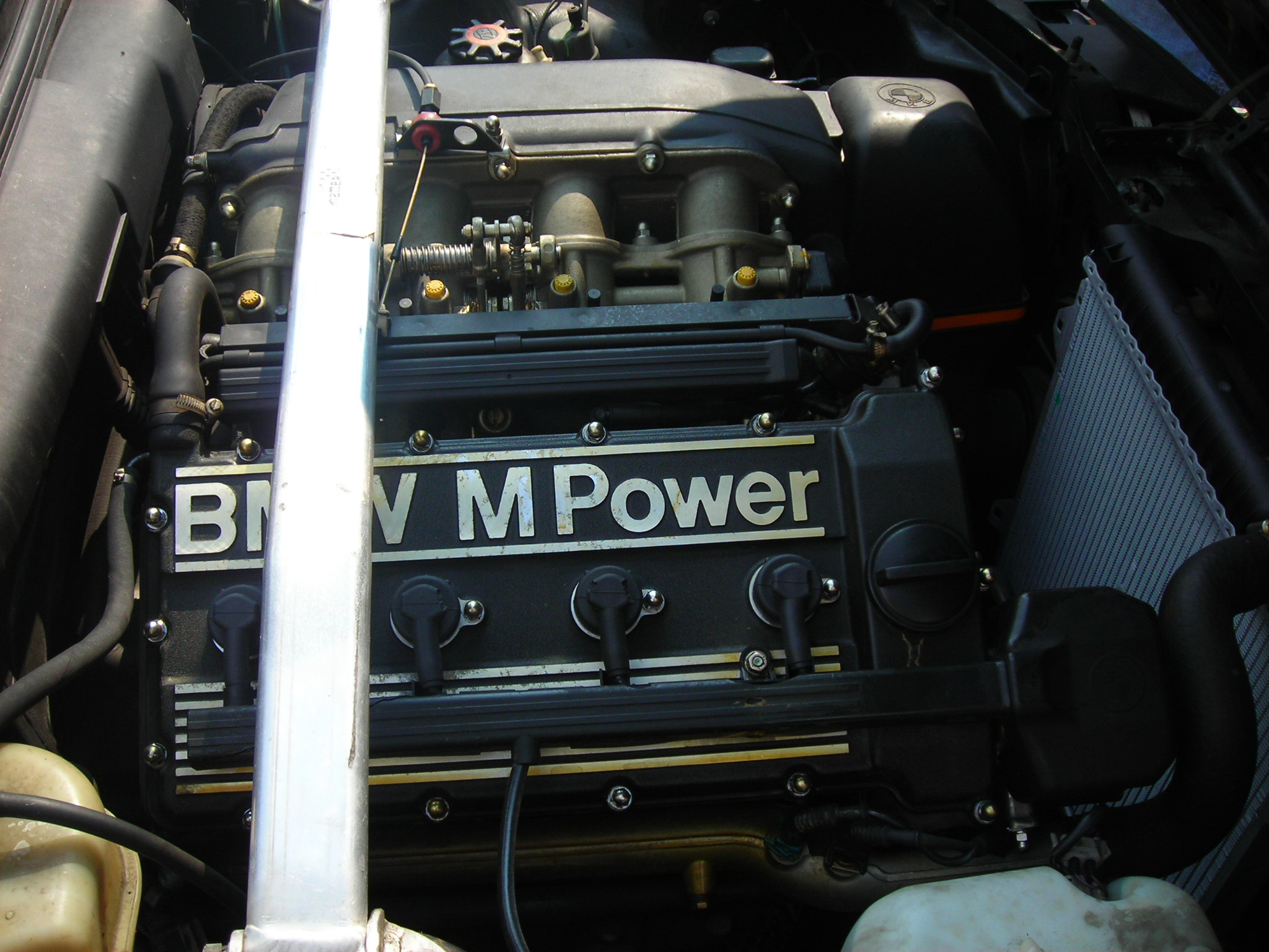 Motorraum eines BMW M3 E30 mit S14-Vierzylinder und Ventildeckel mit der Aufschrift BMW M Power