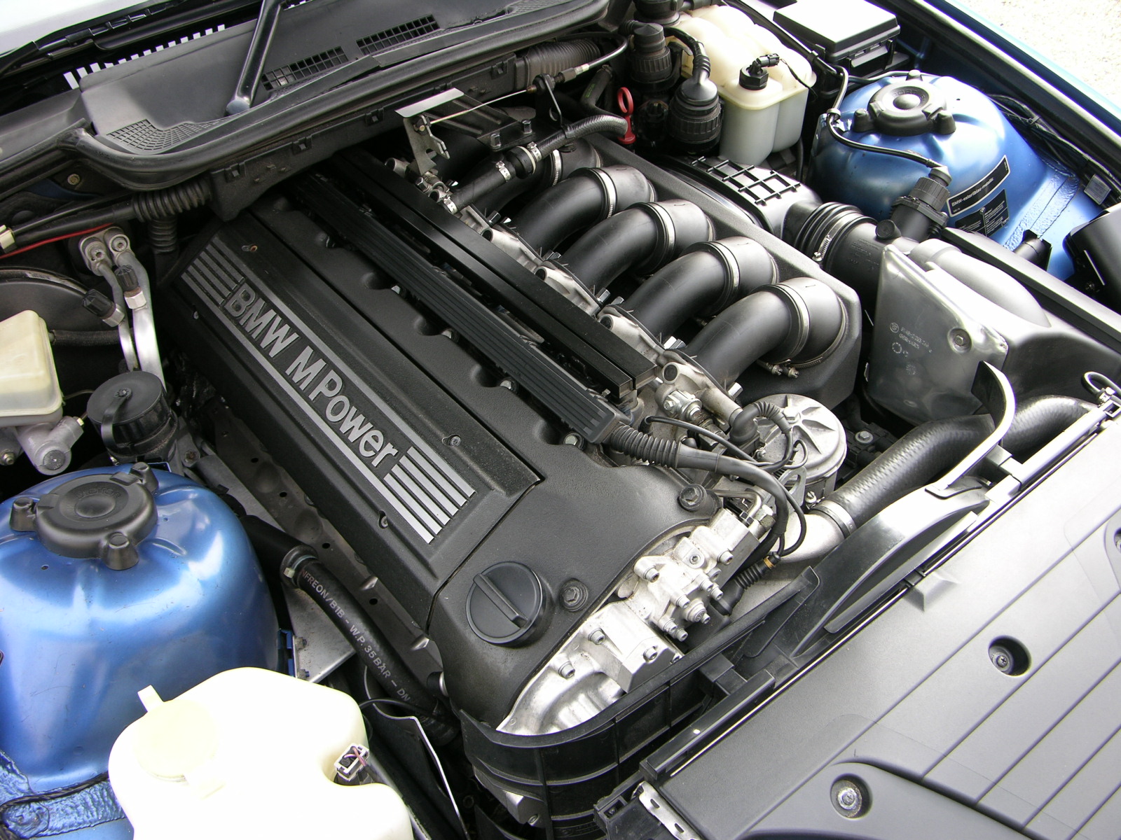 Motorraum eines BMW M3 E36 mit S50-Sechszylinder und Ventildeckel mit der Aufschrift BMW M Power