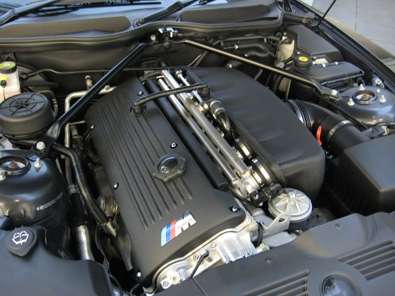 Motorraum eines BMW Z4 M Coupé mit S54-Reihensechszylinder und M-Ventildeckel