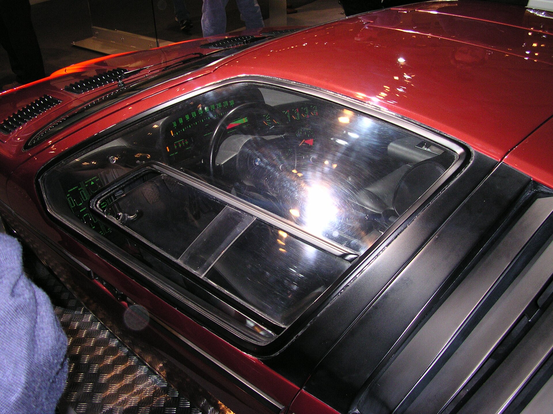 Zum Fahrer geneigtes Armaturenbrett des BMW Turbo von 1972 mit Rundinstrumenten