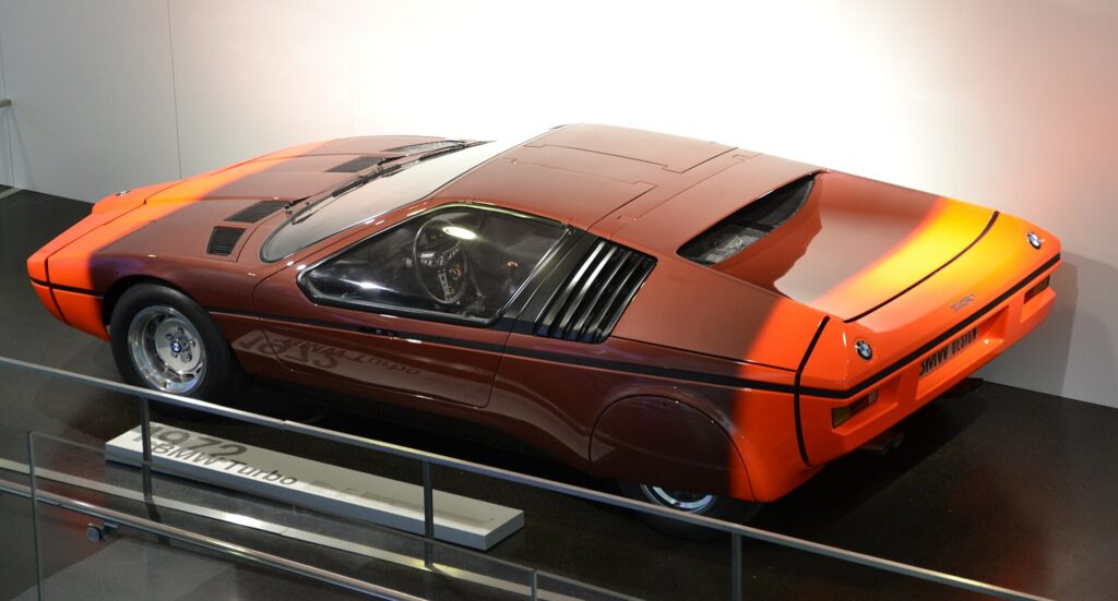 Orangefarbener BMW Turbo von 1972 als Ausstellungsstück im BMW Museum
