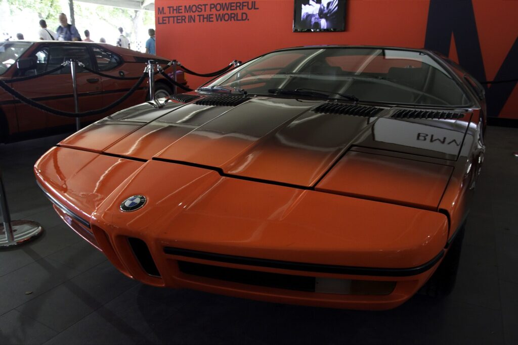 Orangefarbener BMW Turbo E25 von 1972 mit geöffneten Flügeltüren