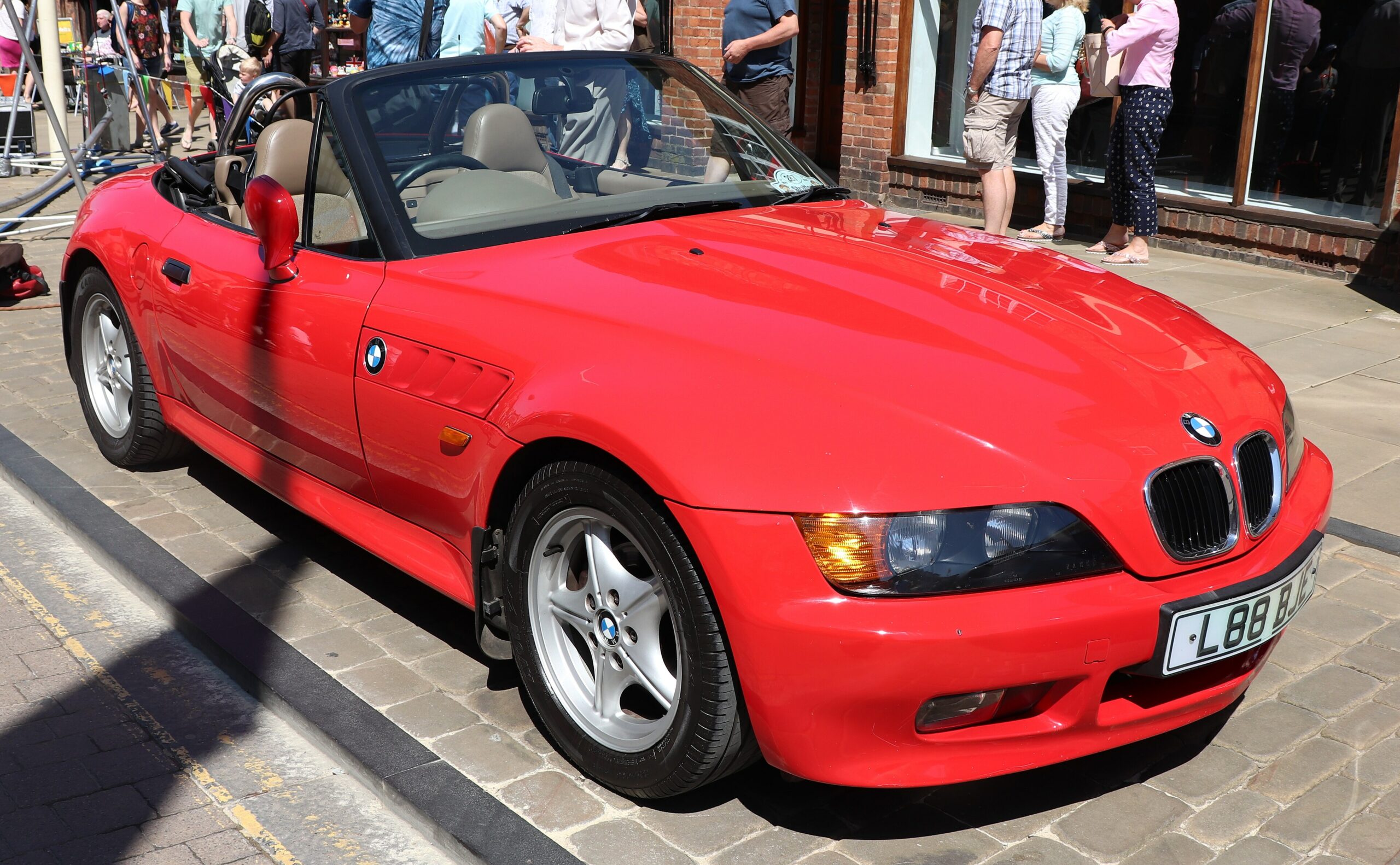 Roter BMW Z3 1.9 Roadster von schräg vorn rechts