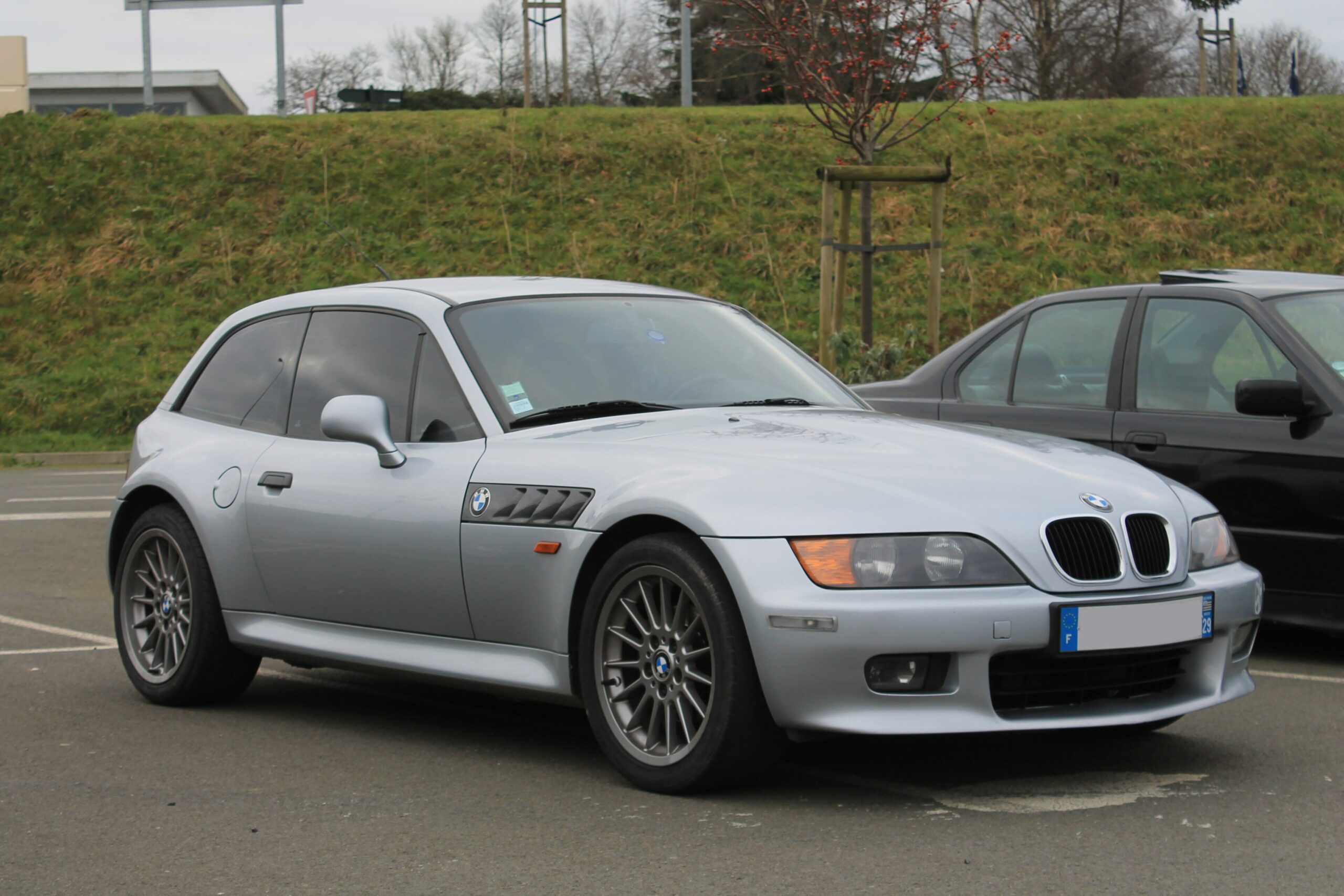 Silbernes BMW Z3 Coupé von schräg vorn rechts