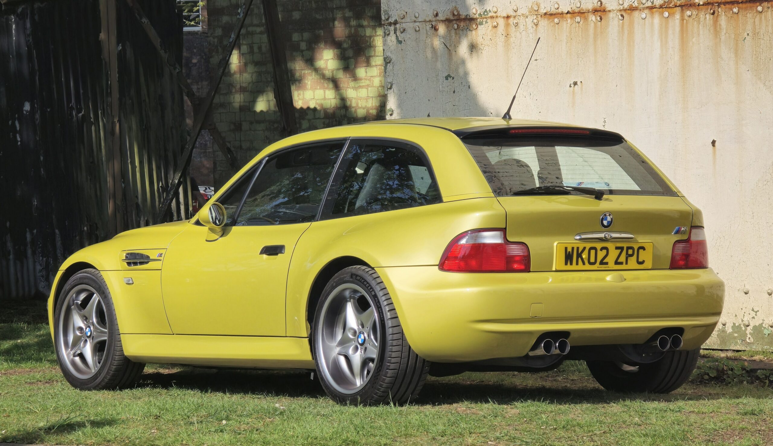 BMW Z3 M Coupé in Phoenixgelb von schräg hinten rechts