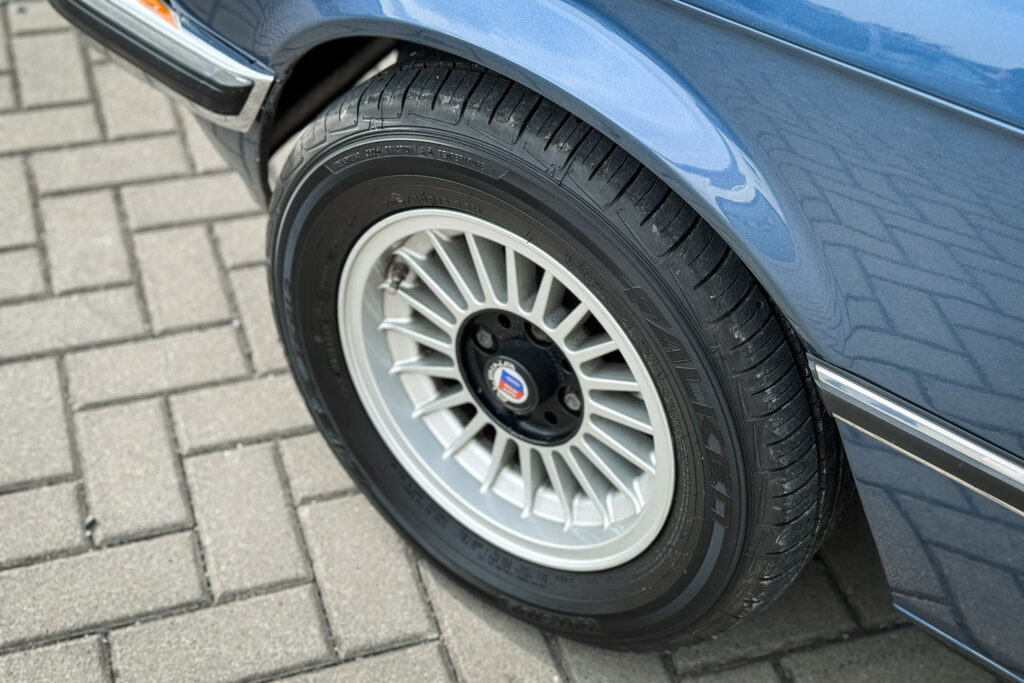 Hinterrad eines BMW 320i der Baureihe E21 mit Alpina-Felge