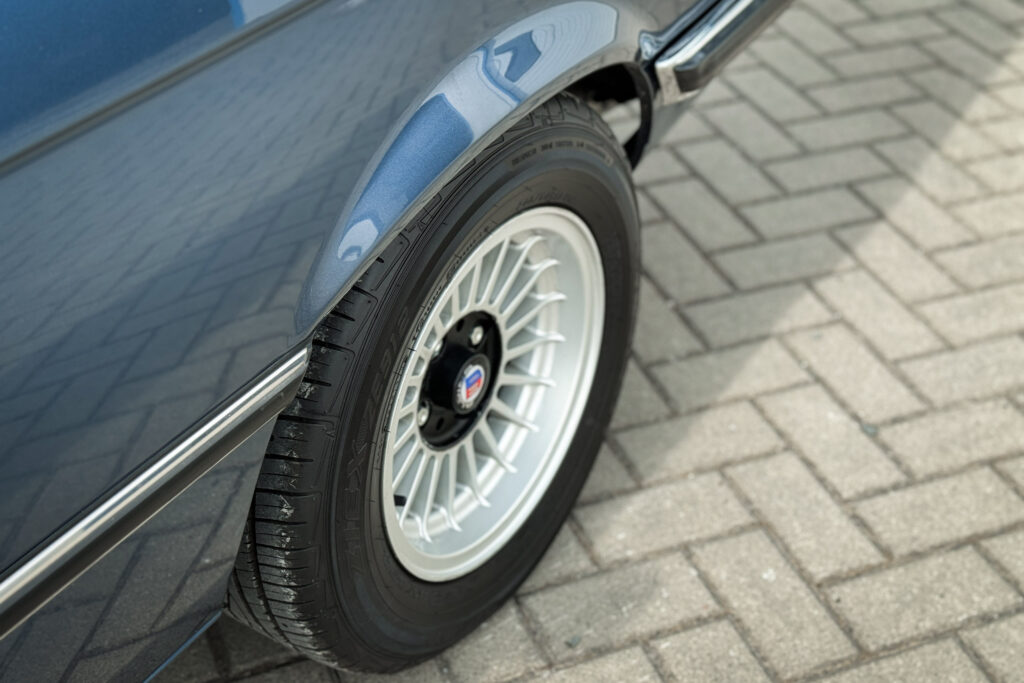 Vorderrad eines BMW 320i der Baureihe E21 mit Alpina-Felge