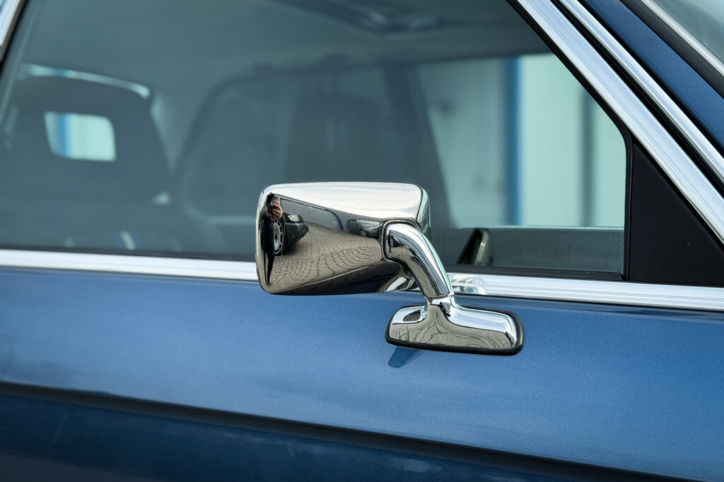 Verchromter Außenspiegel eines BMW 320i der Baureihe E21