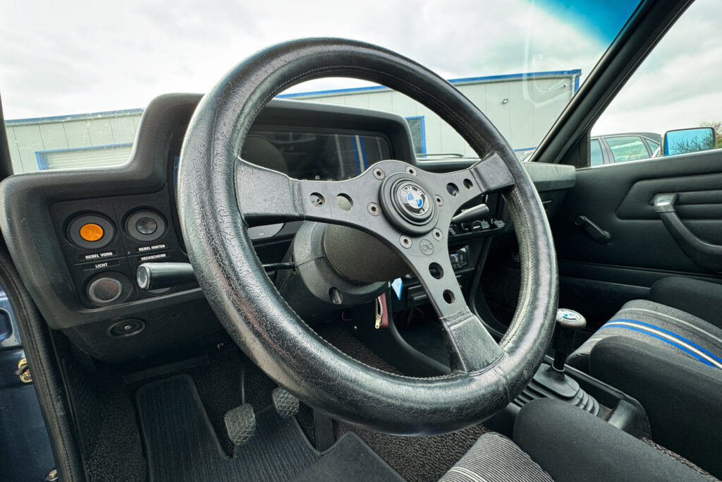 Cockpit eines BMW 320i der Baureihe E21 mit Dreispeichen-Sportlenkrad