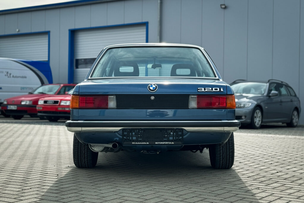 Heckansicht eines BMW 320i der Baureihe E21 mit dem Schriftzug 320i