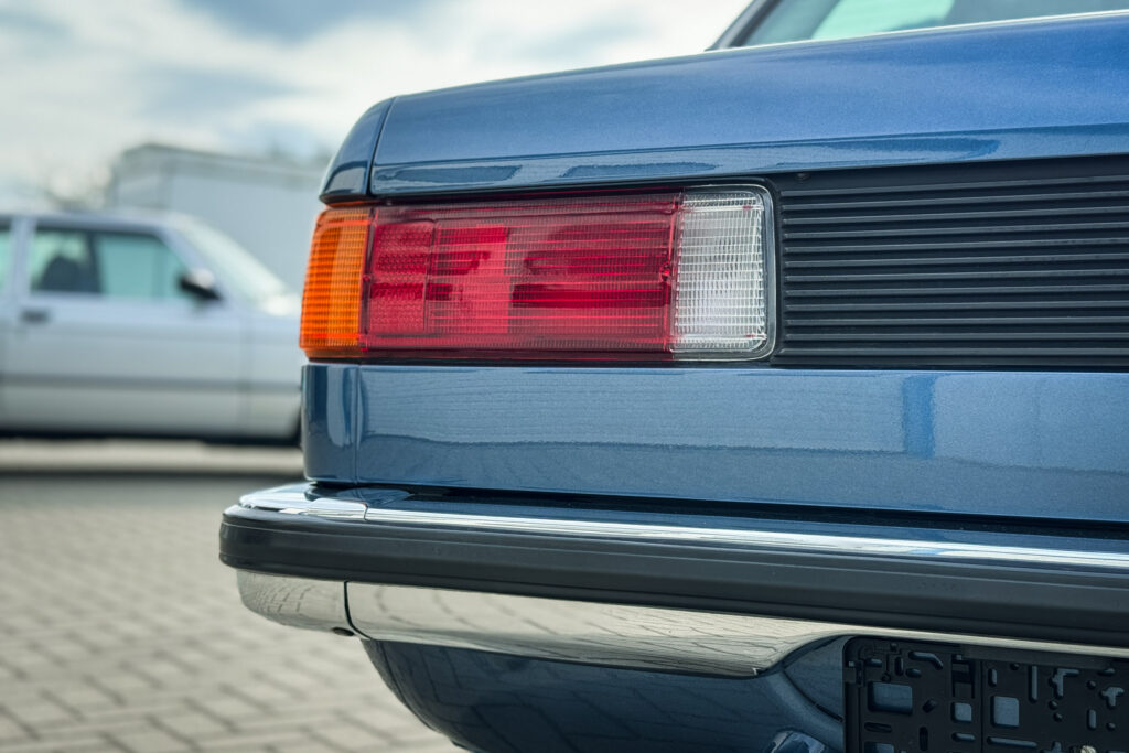 Detailaufnahme der Heckleuchte eines BMW 320i der Baureihe E21