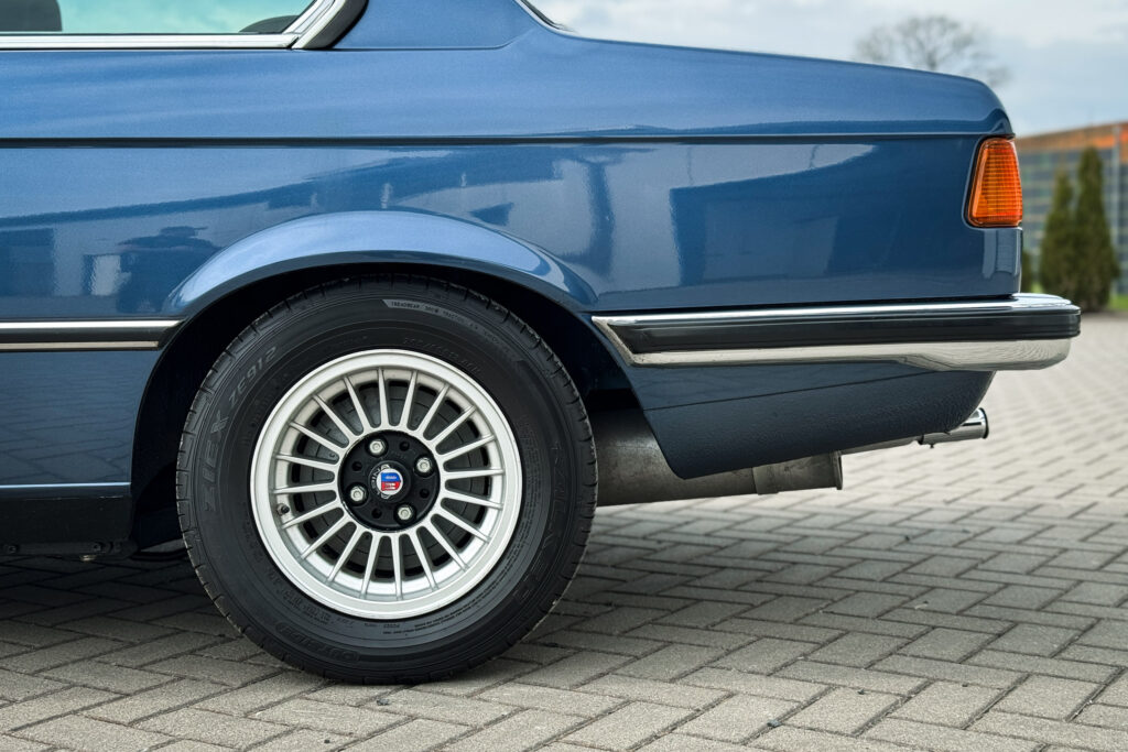 Heckpartie eines BMW 320i der Baureihe E21 mit Alpina-Felge