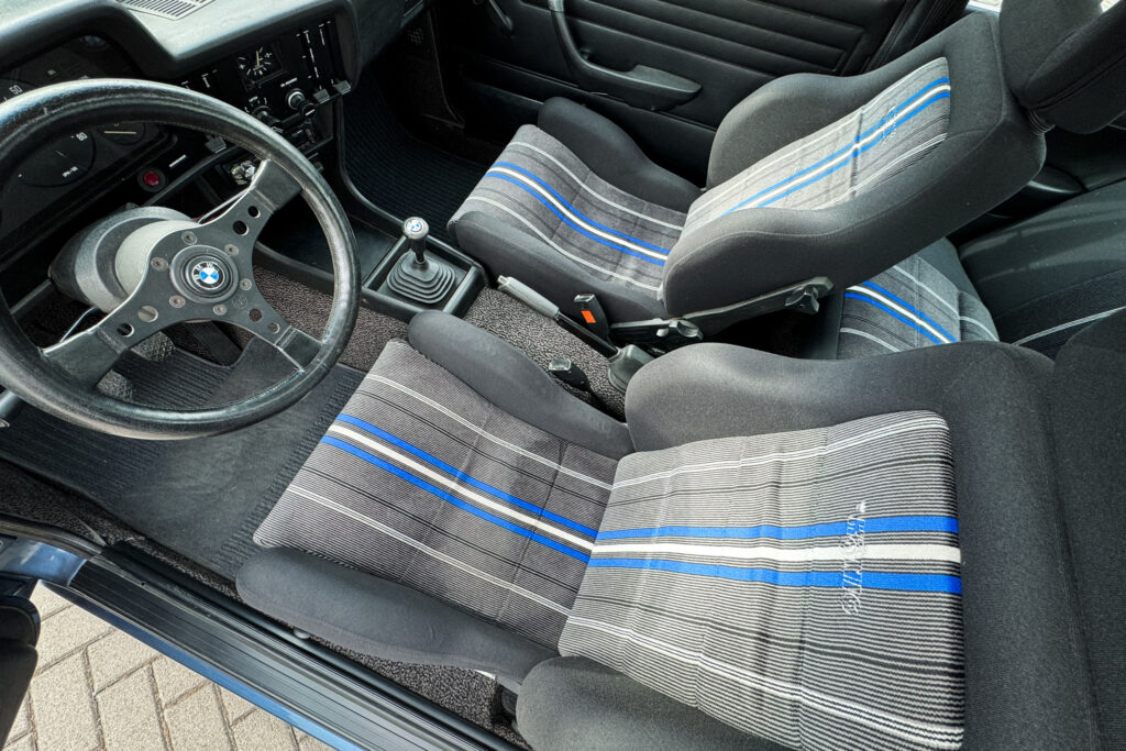Vordersitze eines BMW 320i der Baureihe E21, nachgerüstete König-Sportsitze mit blau-weißem Streifenstoff