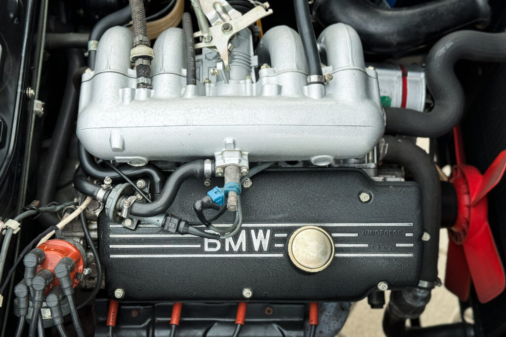 Motor M10 eines BMW 320i der Baureihe E21 mit Bosch K-Jetronic und Ansaugbrücke