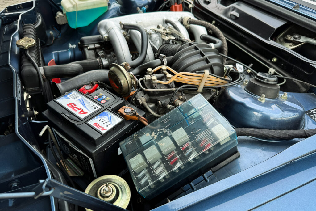 Linke Seite des Motorraums eines BMW 320i der Baureihe E21
