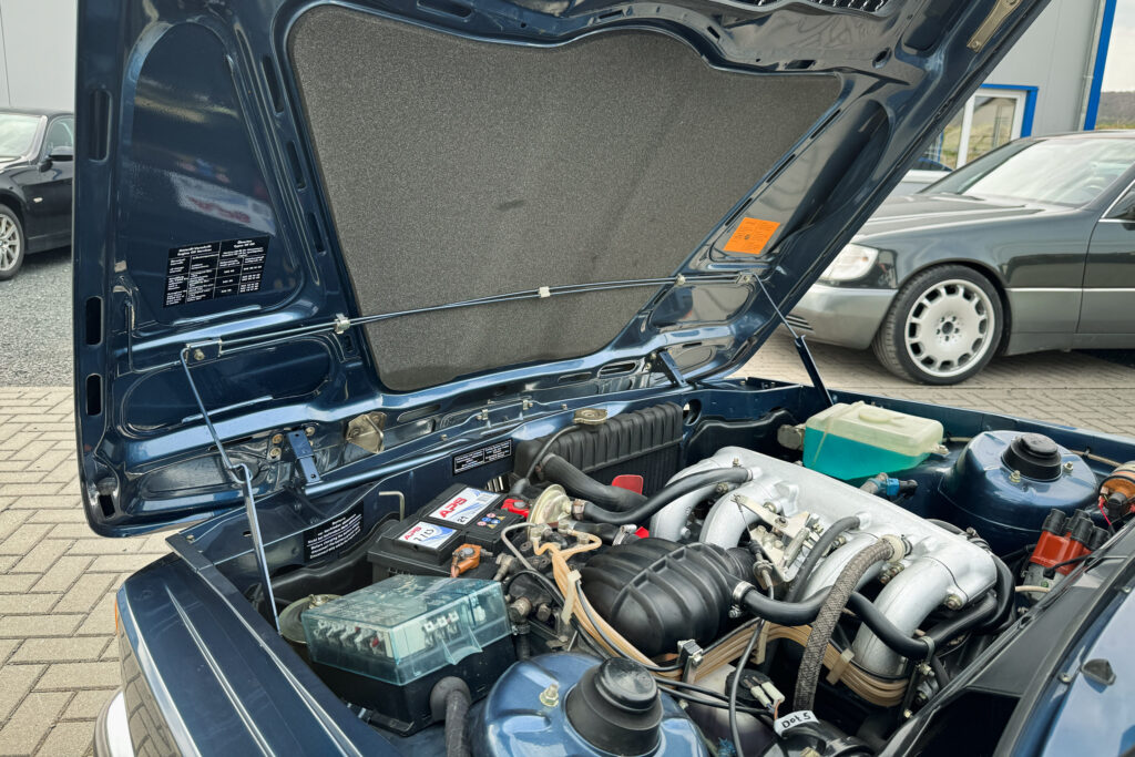 BMW 320i der Baureihe E21 mit geöffneter Motorhaube