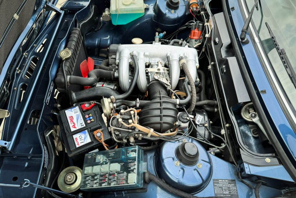 Motorraum eines BMW 320i der Baureihe E21 von schräg vorn